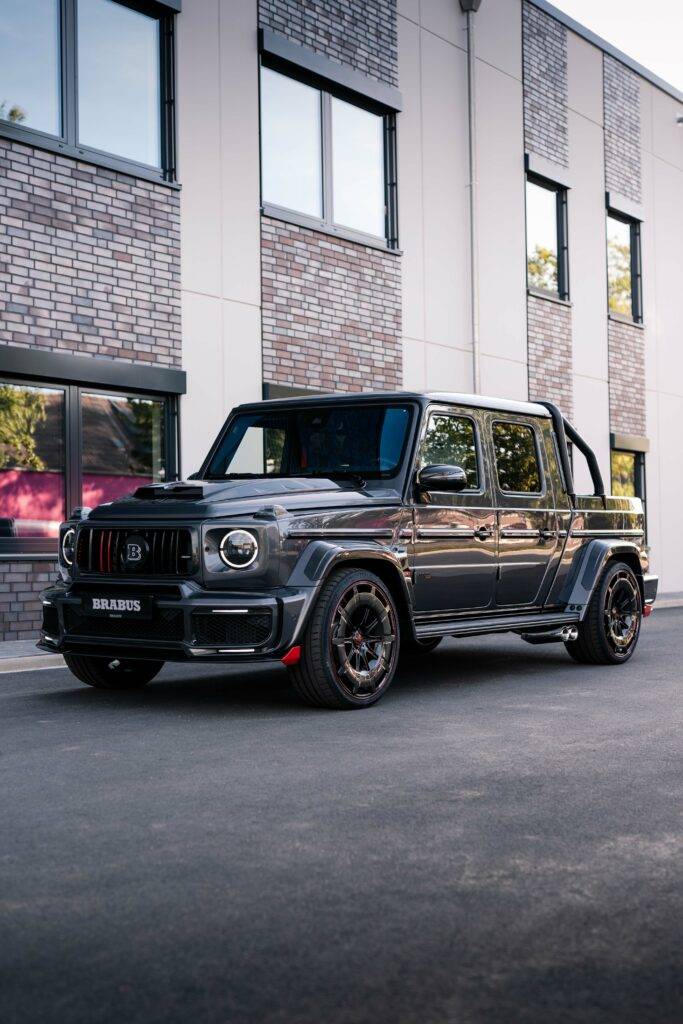 INTERIØR. MESTERVÆRK LUKSUS. Byg det. Style det. Forkæl det. Intet BRABUS-mesterværk ville være komplet uden et skræddersyet, fuldt håndlavet interiørdesign, der fuldender dets umiskendelige BRABUS 1-Second-Wow-look. Forfinet ned til mindste detalje, kombinerer det elegante tofarvede læderkoncept sort med "Rocket Red" og imponerer med sin upåklagelige finish, komplet med en speciel BRABUS "Seashell Diamond"-quiltning samt perforeringer påført med præcision rundt i hele kabinen, inklusive sæder, beklædningselementer og fodbrøndene, som ligeledes var betrukket med det fineste læder. Som en yderligere hyldest er mange interiørelementer af denne specialudgave blevet færdiggjort med mærket "Heritage", som hylder vores grundår - 1977, og dermed til over fire årtiers BRABUS med dets prægede "77" signeter. Oplev toppen af selvsikker luksus; dette enestående interiørdesign tilbyder uovertruffen opmærksomhed på detaljer. Den slående "Rocket Red"-rude forbedrer over 206 individuelle cockpitelementer, herunder trimpaneler, håndtag, kontakter, højttalerafdækninger samt luftåbninger. En række avancerede kulfiberelementer, såsom de ergonomiske BRABUS Race-skiftskiftere, rat, instrumentbræt og midterkonsoller samt dørpaneler komplementerer P 900's unikke flair i kombination med stilfulde aluminiumskomponenter inklusive pedalerne og dørlåsestifter. Integreret i midterkonsollen understreger et analogt ur i Panerai Luminor-design pickuppens næste niveaus udseende og følelse.
